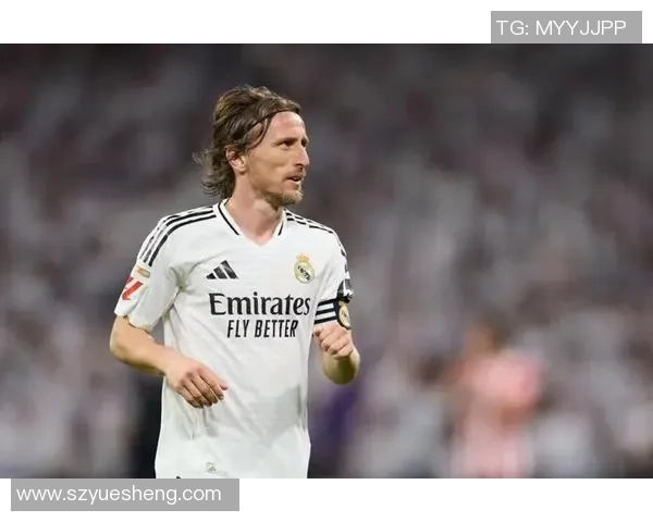 《传奇足球巨星的绿茵传奇:从草根到巅峰的拼搏故事》 《传奇足球巨星的绿茵传奇:从草根到巅峰的拼搏故事》